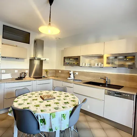 Semesterbostad Maison F4 Avec Terrasse, Parking Et Animaux Acceptes - Fr-1-451-185